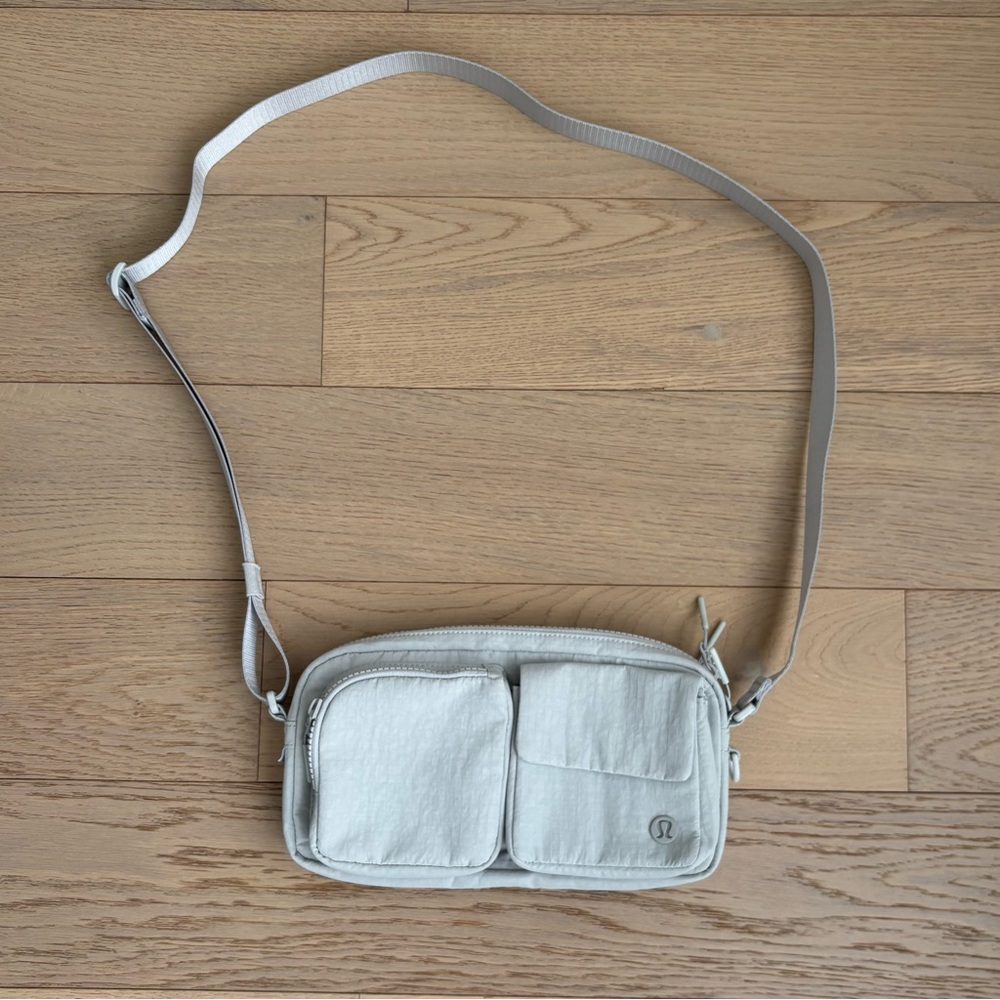 NWOT Multi-Pocket Crossbody Bag 2.5L